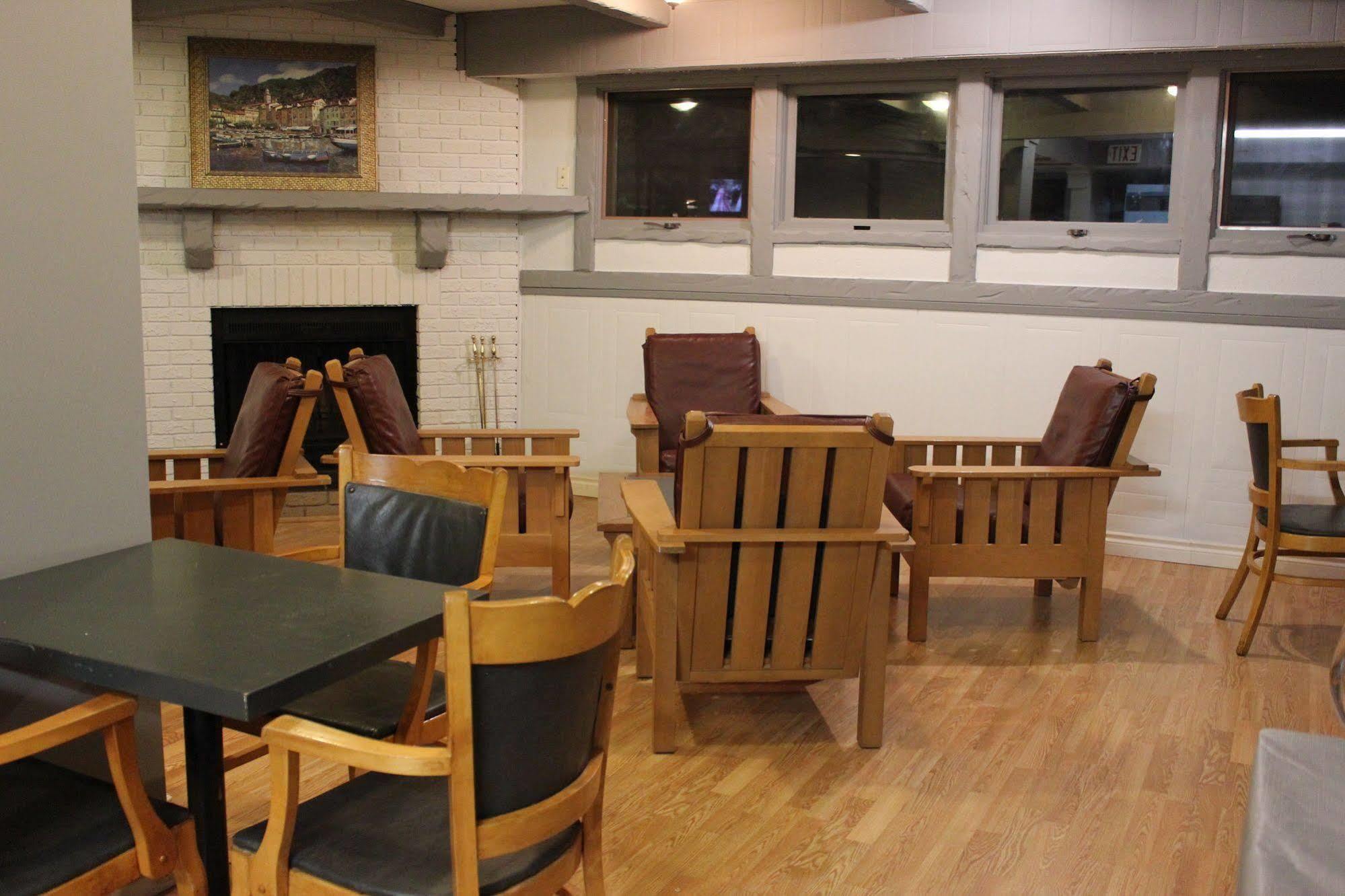 Travelodge By Wyndham Blairmore Esterno foto